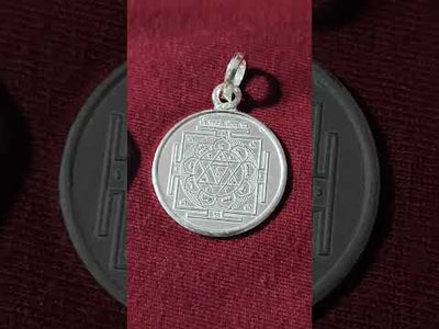 Shri Gayatri Beesa yantra silver pendant / dollar