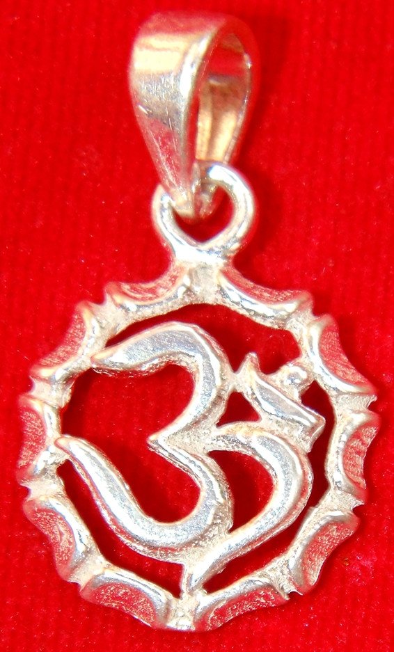 Pure Silver Om (Aum ) pendant - Hindu auspicious symbol - Devshoppe