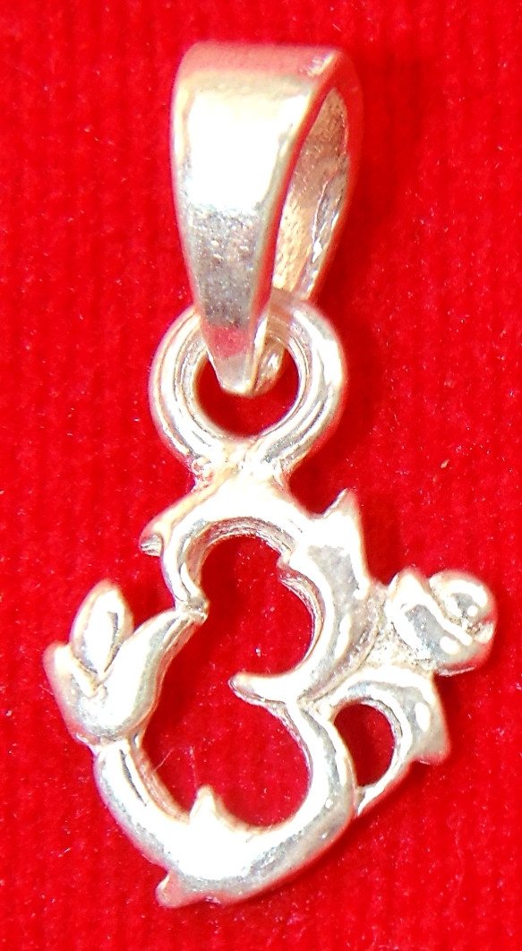 Pure Silver Om (Aum ) pendant - Hindu auspicious symbol - Devshoppe