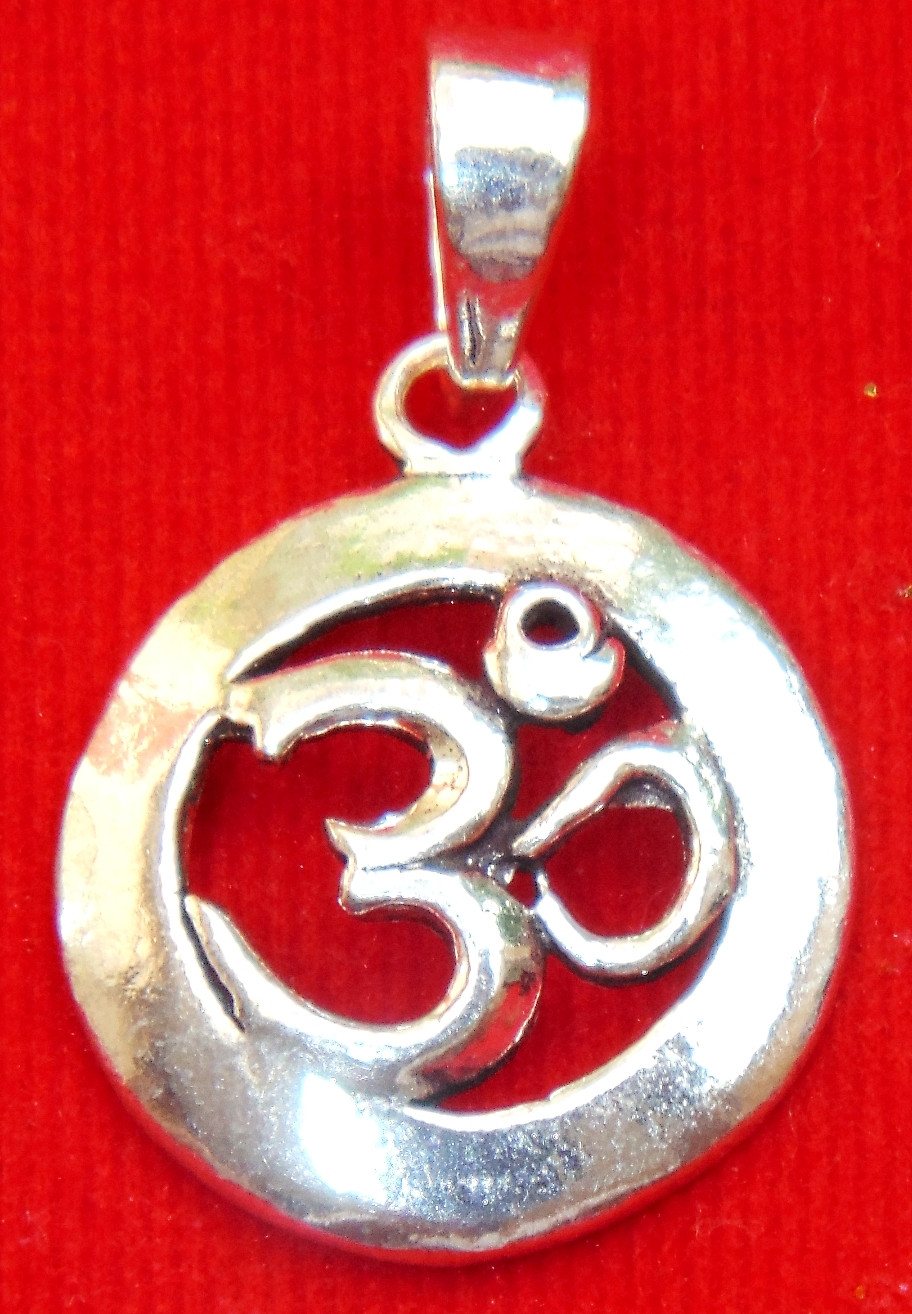 Pure Silver Om (Aum ) pendant - Hindu auspicious symbol - Devshoppe