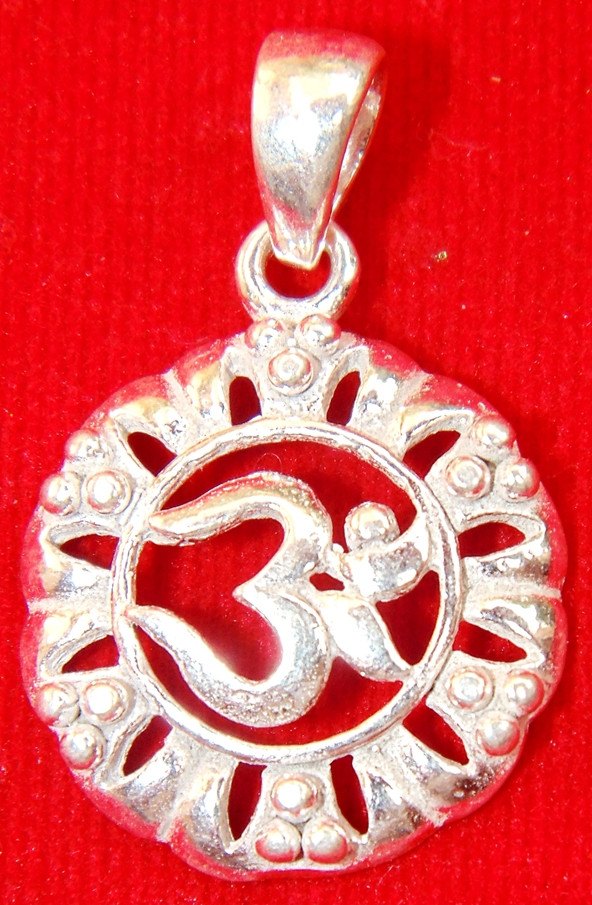 Pure Silver Om (Aum ) pendant - Hindu auspicious symbol - Devshoppe